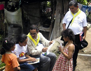 Evangelizadores de Tiempo Completo atendiendo comunidades durante unas misiones de evangelización.