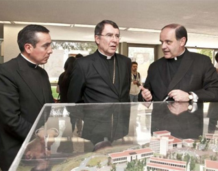 Mons. Christophe Pierre, Nuncio Apostólico en México, ve una maqueta de la Universidad Anáhuac México Norte, explicada por el P. Jesús Quirce, L.C., le acompaña también el P. Gaspar Guevara, L.C.