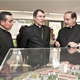 Mons. Christophe Pierre, Nuncio Apost&oacute;lico en M&eacute;xico, ve una maqueta de la Universidad An&aacute;huac M&eacute;xico Norte, explicada por el P. Jes&uacute;s Quirce, L.C., le acompa&ntilde;a tambi&eacute;n el P. Gaspar Guevara, L.C.