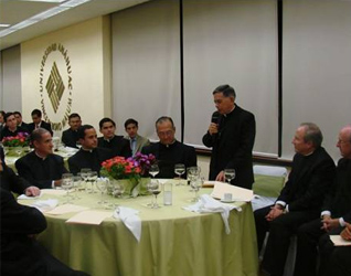 Mons. Jorge Bernal dirige unas palabras de gratitud a los presentes, junto a él se encuentran el P. Emilio Díaz-Torre (izquierda) y el P. Rodolfo Mayagoitia.