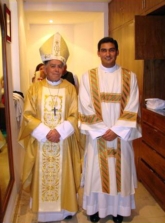 Mons. Bernal junto con el P. Héctor al final de la ordenación.