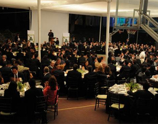 El P. Joel López, L.C., director del Instituto Irlandés Masculino, agradece la presencia de todos en la cena de gala.