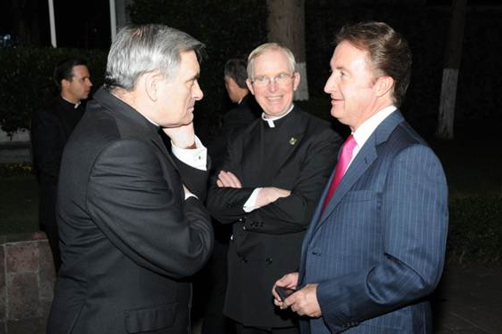 Los P.P. Vincent McMahon y John Walsh, L.L.C.C. conversan con uno de los asistentes a la cena.
