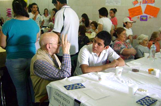 Los jóvenes y los abuelos convivieron en una jornada recreativa.
