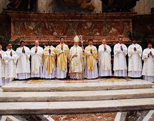 Mons. Lanzani con los nuevos sacerdotes y diáconos.