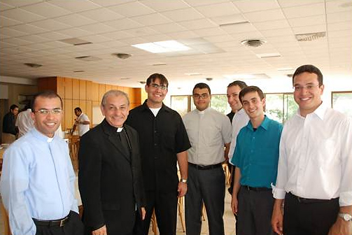 Mons. Francisco Candidé, obispo de Bonfim, con algunos seminaristas de Brasil.