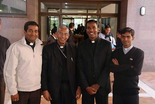 Mons. Andrews Thazhath, Arzobispo de Trichur, India, con los seminaristas de su diócesis.