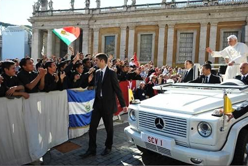 Los seminaristas del Pontificio Colegio Internacional Maria Mater Ecclesiae saludan al Papa durante la audiencia general.