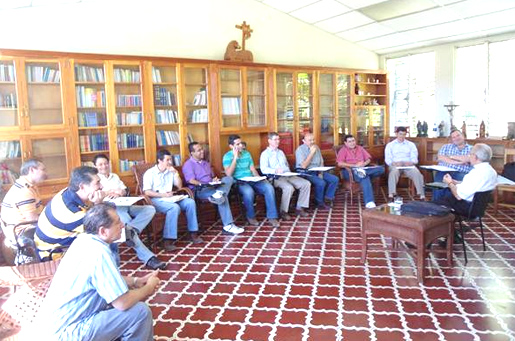 Mons. Jesús Delgado durante el cursillo de formación de señores del Regnum Christi.