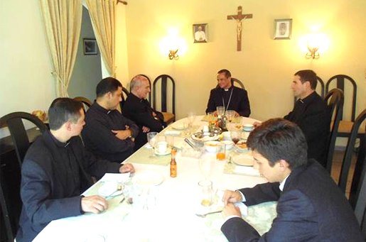 Mons. Fabio Colindres, obispo Castrense de El Salvador, con la comunidad de legionarios de Cristo que trabaja en la zona.