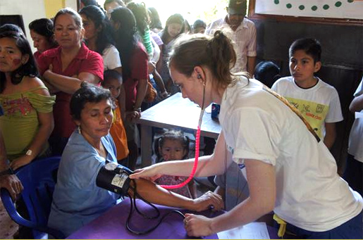 En las misiones médicas se ofrece atención especializada a personas de escasos recursos.