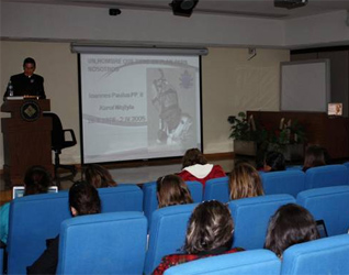 El P. Francisco Cruz, L.C., durante una de las conferencias sobre el amor humano, en la doctrina de Juan Pablo II.