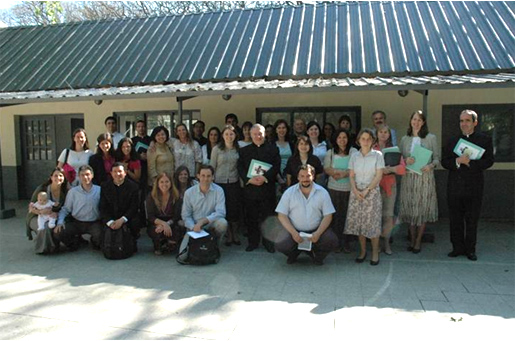 El P. José Cárdenas, L.C., al centro, con los participantes de la jornada de formación.