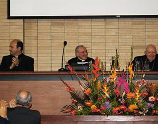 De izq. a der.: Mons. José Ignacio Munilla, obispo de San Sebastián (España); Mons. Aldo Cavalli, nuncio apostólico en Colombia; y el Card. Pedro Rubiano Sáenz, entonces arzobispo de Bogotá y primado de Colombia.