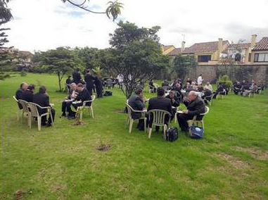 Comida en los jardines del edificio de la Conferencia Episcopal.