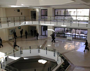 Vista parcial del «hall» del Ateneo Pontificio Regina Apostolorum.