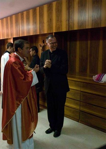Con el P. Álvaro Corcuera, L.C. al final de una concelebración eucarística en la capilla del centro de estudios superiores de Roma.