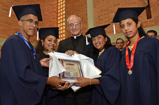 Alumnos con el P. José Carlos Zancajo, L.C. mostrando la placa de reconocimiento por los logros obtenidos en Mano Amiga.