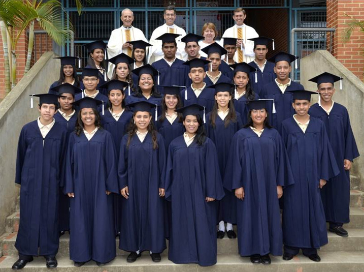 Alumnos graduados con los P.P. José Carlos Zancajo, Julio Martí, L.L.C.C., la directora, Rosa Casale, y el P. Pedro Guzmán, L.C.