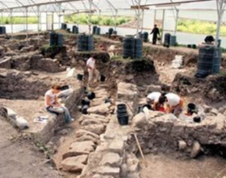 Hallazgo de el “miqwe”, una estructura en forma de piscina que funcionaba como baño de purificación en el siglo I.