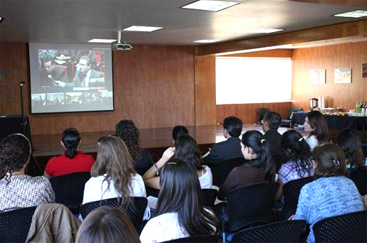 En la conferencia virtual se pudieron enlazar diversas sedes, en la imagen se puede apreciar en la pantalla al P. Gaspar Guevara, L.C. de la sede de México.