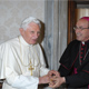 O Papa Bento XVI recebe em audi&ecirc;ncia privada a Mons. Velasio De Paolis, C.S. (Foto: L'Osservatore Romano).