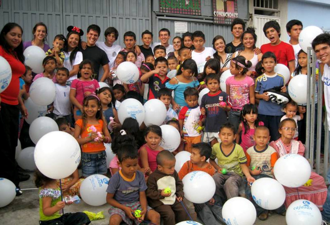 Miembros del Club Faro alegrando el día a niños de escasos recursos.