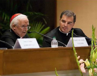 El Card. Antonio Cañizares, prefecto de la Congregación para el Culto Divino y la Disciplina de los Sacramentos, expone el tema sobre «La santidad del sacerdote». A su lado, se encuentra el P. Miguel Segura, L.C., quien fungió como moderador del Congreso.