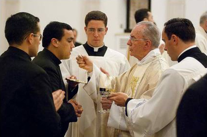 El Card. Claudio Hummes, prefecto de la Congregación para el Clero, reparte la comunión durante la misa.
