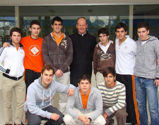 El P. Peter Coates, L.C., con alumnos del Instituto Irlandés de Monterrey ganadores del premio Impulsa.
