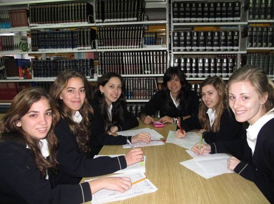 Alumnas del Bachillerato Anáhuac Campus CECVAC participantes en la competencia regional de simulador de negocios 2009.