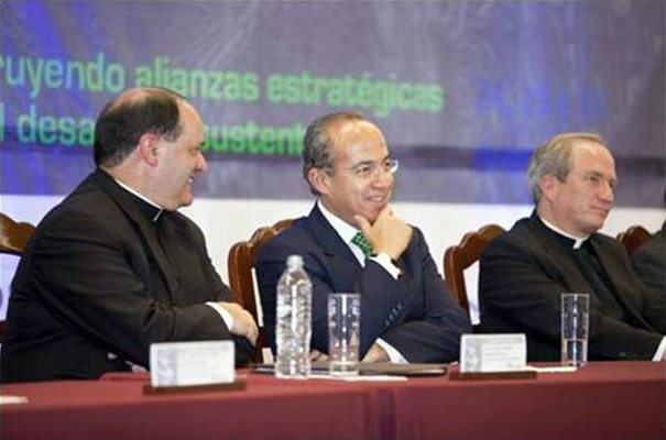 A la izquierda del presidente Calderón se encuentra el P. Rodolfo Mayagoitia, director territorial de la Legión de Cristo y del Regnum Christi del territorio de México y Centroamérica, y a la derecha el P. Jesús Quirce, rector de la universidad.