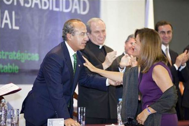 El presidente de México felicita a su esposa.