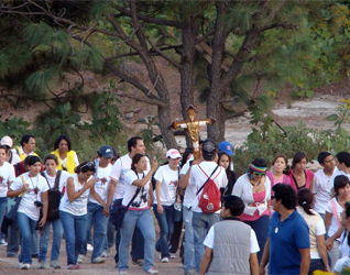 Caminata rumbo al Santuario de los Mártires, noviembre de 2009.