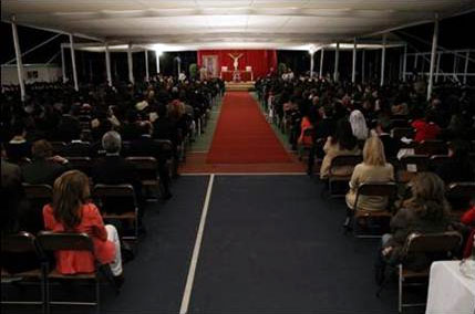 Un momento durante la misa del Card. Velasio De Paolis con miembros del Regnum Christi y simpatizantes el martes 28 de febrero en patio del Instituto Cumbres México (Vista Hermosa).