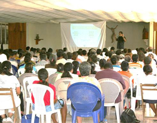 Catequistas de Granada (Nicaragua) siguiendo uno de los módulos de la Escuela de la Fe.