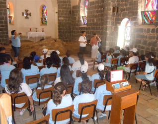 Chicas del apostolado Challenge de Jerusalén durante algunas de las actividades del campamento.