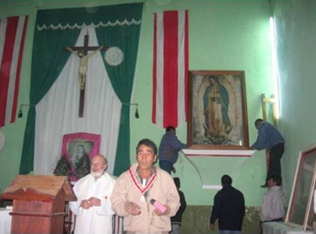 En la capilla de la comunidad de Chilapa durante la colocación de la imagen de la Virgen de Guadalupe, recién bendecida por el padre Alfonso (de pie a la izquierda del ambón).