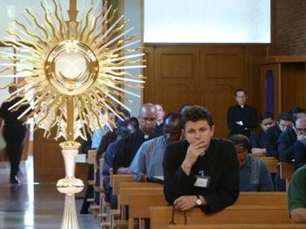 Los sacerdotes participantes en el curso durante una adoración al Santísimo.