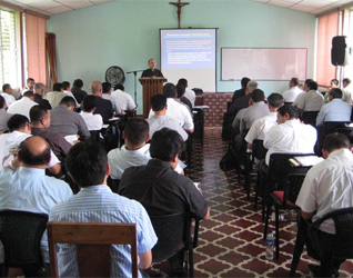 El P. Ramón Lucas, L.C. imparte el curso de sexualidad y bioética para el clero de Granada, en Nicaragua.