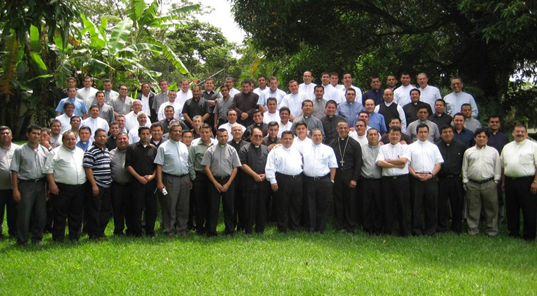 Foto de grupo de los sacerdotes que participaron en el curso impartido por los P.P. Ramón Lucas y Rafael Jácome, L.L.C.C. en El Salvador.