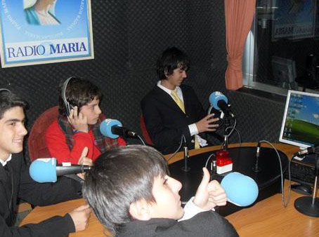 Colaboradores del ECYD en una entrevista para Radio María en Madrid, España.