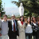 Flanqueada de su familia y frente a la Sma. Virgen, se encuentra Constanza Montero Poblete.