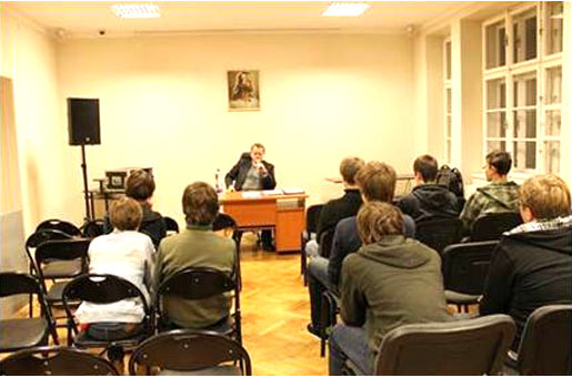 El P. Dariusz Oko durante su conferencia sobre la agenda homosexual en Europa.