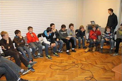 El equipo del ECYD, junto con Szymon Tomaszewski, responsable, durante un ensayo de la vigilia de Navidad.