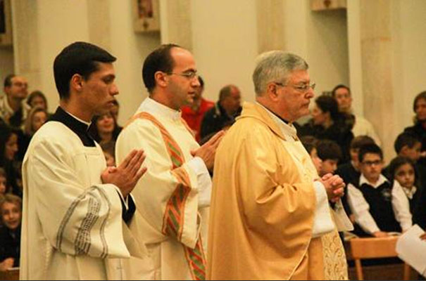 P. Gianfranco Ghirlanda, S.J., el diácono Alberto Carrara, L.C., y el H. Alexandre Nunes, L.C., durante la procesión de entrada de la misa.