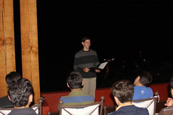Rodrigo Treviño predica una hora eucarística a los jóvenes en discernimiento vocacional, en el año 2009.