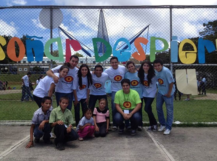 Equipo de Soñar Despierto organizador del evento con algunos niños participantes.