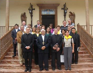 Mons. Miguel Cabrejos, arzobispo metropolitano de Trujillo, en primera fila al centro; a la izquierda y derecha se encuentran los padres Juan Pablo Ledesma y Pedro Barrajón, LL.CC., respetivamente. En la segunda línea, a la derecha, Mons. Ricardo Angulo