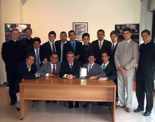 Participantes en el 16º Cursillo internacional para formadores en Roma, junto con Arturo Mari, fotógrafo personal del Papa. Les acompañan (de izquierda a derecha) el P. Patrick Murphy, L.C., director del cursillo; el H. Andrés Botero, L.C., y el P. Rogeli